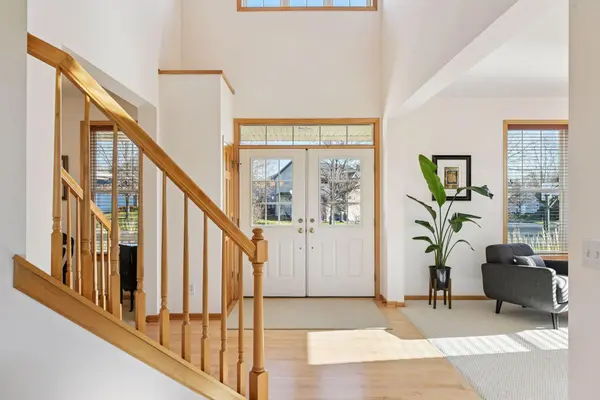 583 Summerfield DR, Chanhassen, MN 55317