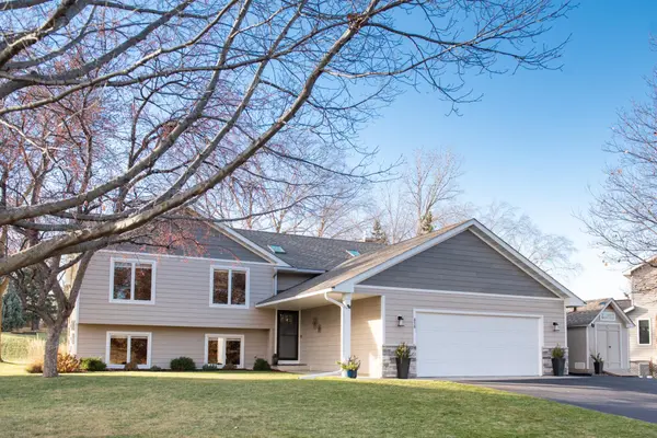676 N Hay Lake RD, Eagan, MN 55123
