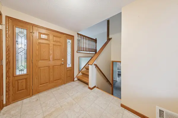 1781 Serpentine DR, Eagan, MN 55122