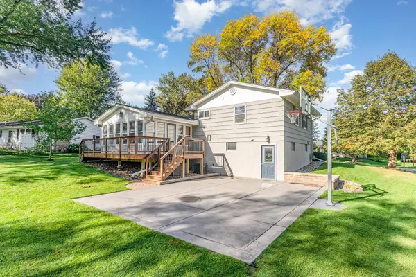 1749 Lamplight DR, Woodbury, MN 55125
