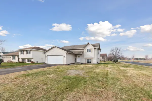 800 Orchard CIR, Belle Plaine, MN 56011