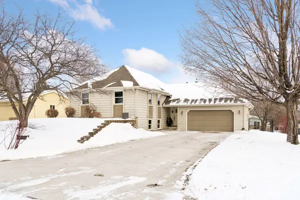 1521 Crest DR, Chaska, MN 55318