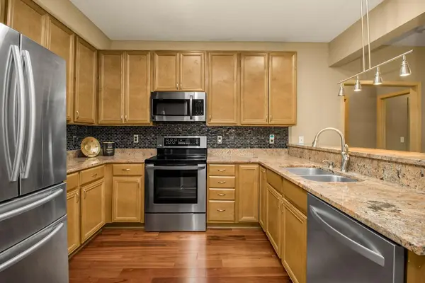 10806 S Shore DR #109, Plymouth, MN 55441