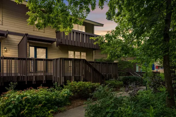 37 Birnamwood DR, Burnsville, MN 55337