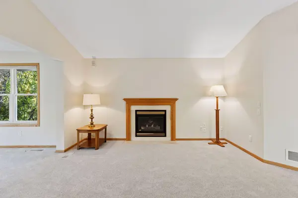 2137 Albemarle CT N, Roseville, MN 55113