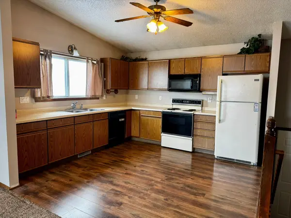 3620 Village Green LN, Moorhead, MN 56560