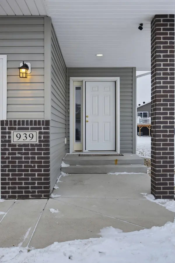 939 Eaglewood AVE, West Fargo, ND 58078