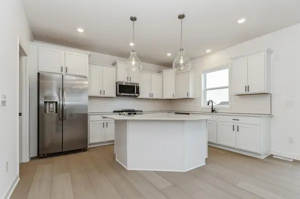 1511 England WAY, Shakopee, MN 55379