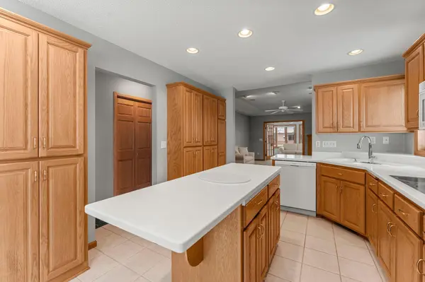 547 Woodside CT, Shakopee, MN 55379
