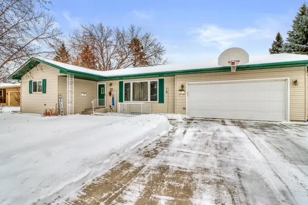 35 S Woodcrest DR N, Fargo, ND 58102