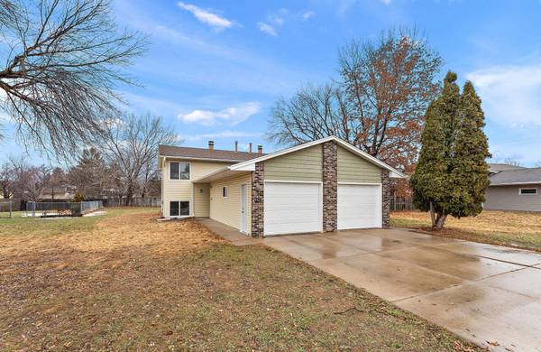 8425-8427 Rhode Island DR N, Brooklyn Park, MN 55445