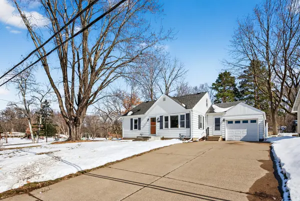 1946 Chatsworth ST N, Roseville, MN 55113
