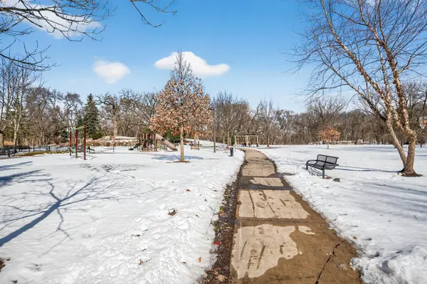 1946 Chatsworth ST N, Roseville, MN 55113