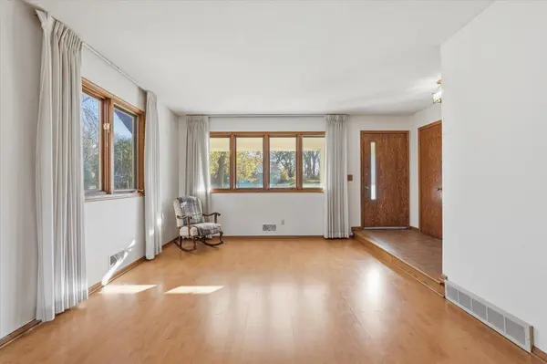 1823 Gramsie RD, Arden Hills, MN 55112