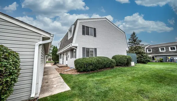 2321 Pond AVE E, Maplewood, MN 55119