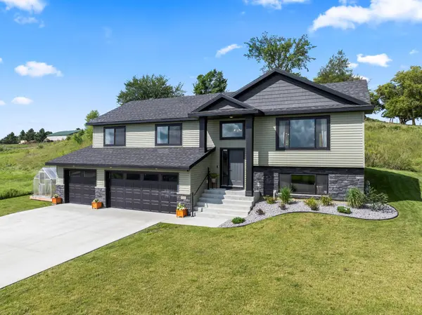 600 Mulligan DR, Zumbrota, MN 55992