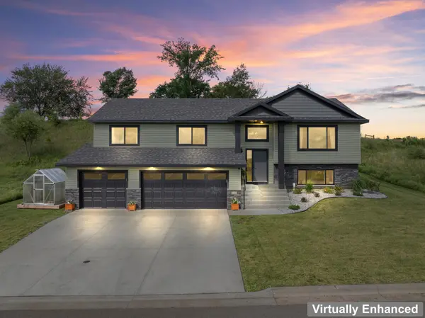 600 Mulligan DR, Zumbrota, MN 55992