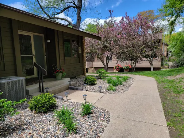 165 Birnamwood DR, Burnsville, MN 55337