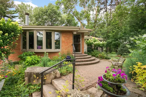 6911 Booth AVE, Inver Grove Heights, MN 55076