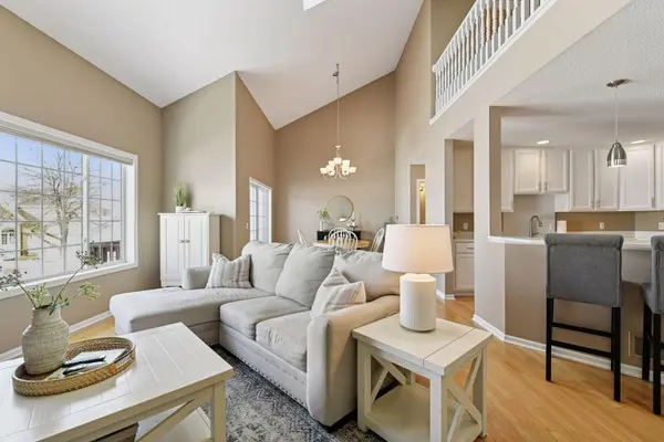 934 Kelly CT, Chanhassen, MN 55317