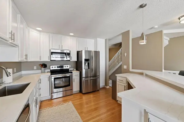 934 Kelly CT, Chanhassen, MN 55317