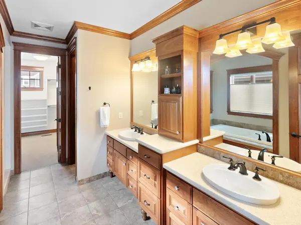 3673 Lerive WAY, Chaska, MN 55318