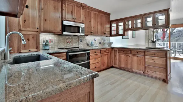 8276 Kingslee RD, Bloomington, MN 55438
