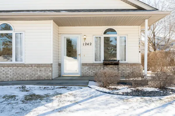 1242 Crystal PL E, Chaska, MN 55318