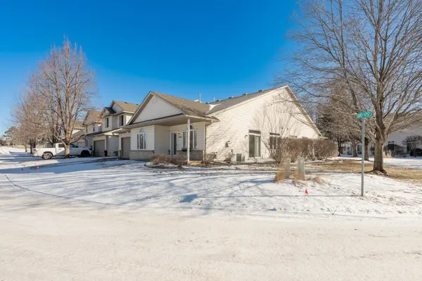 1242 Crystal PL E, Chaska, MN 55318