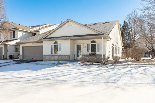 1242 Crystal PL E,  Chaska,  MN 55318
