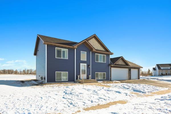 1011 Waters Edge CIR, Avon, MN 56310