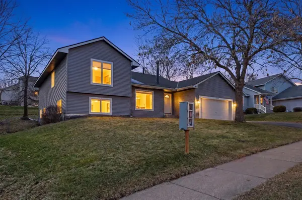 1574 Lake Susan Hills DR, Chanhassen, MN 55317