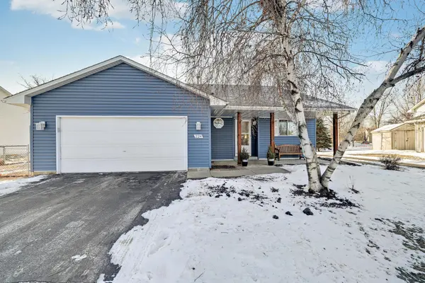 224 Hickory LN E, Shakopee, MN 55379