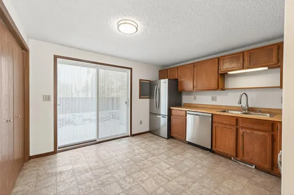 1496 Granada AVE N, Oakdale, MN 55128