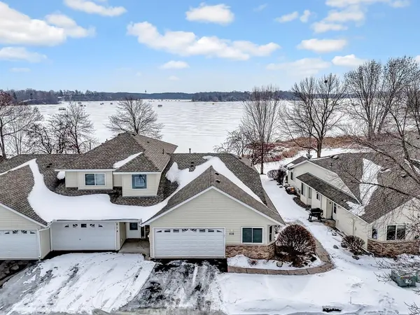 516 Dew Drop LN, Center City, MN 55012