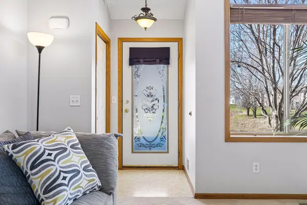 1617 Lexington LN, Shakopee, MN 55379