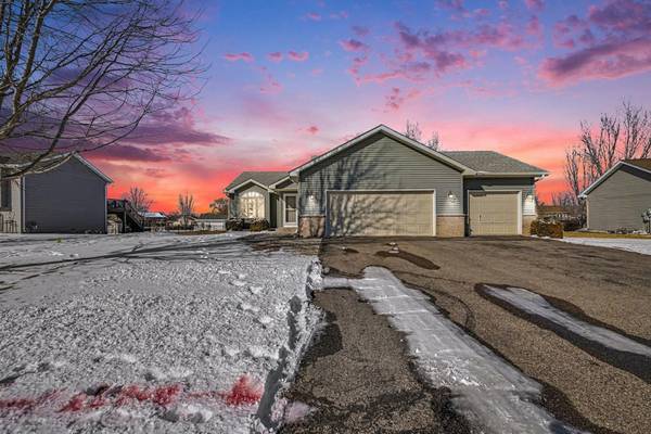 920 Sunrise LN, Belle Plaine, MN 56011