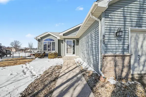 920 Sunrise LN, Belle Plaine, MN 56011