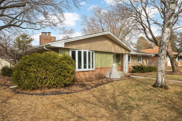 1695 Stanbridge AVE, Roseville, MN 55113