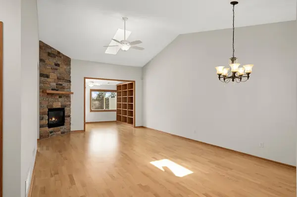 2817 Jordan DR, Woodbury, MN 55125