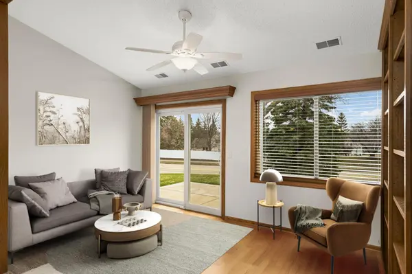 2817 Jordan DR, Woodbury, MN 55125