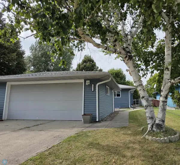 2411 Country Club Pkwy, Moorhead, MN 56560