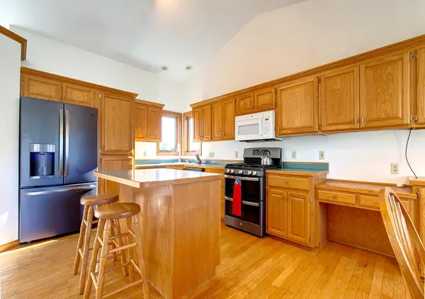 564 Monnens AVE, Shakopee, MN 55379