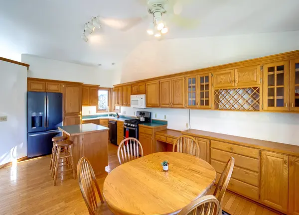 564 Monnens AVE, Shakopee, MN 55379