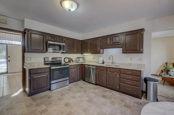 214 Woodridge DR, Vadnais Heights, MN 55127