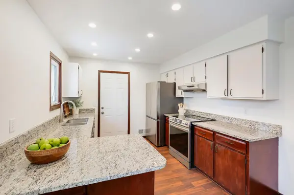 15765 Hayes TRL, Apple Valley, MN 55124