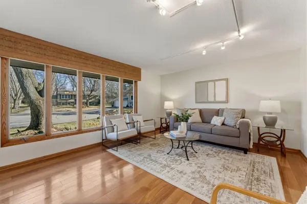 10665 Northmark DR, Eden Prairie, MN 55344