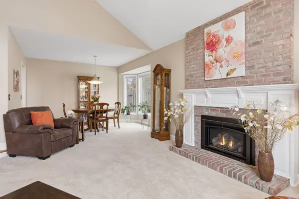 138 White Oaks LN, Vadnais Heights, MN 55127