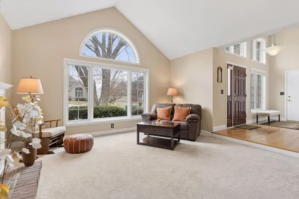 138 White Oaks LN, Vadnais Heights, MN 55127