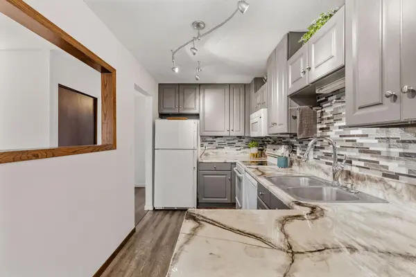 6558 Upper 35th ST N, Oakdale, MN 55128